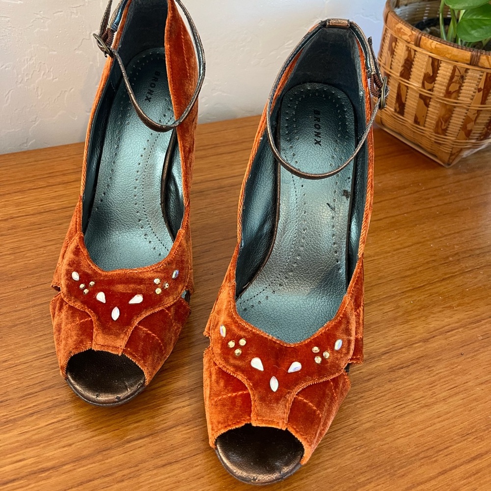 Bronx Vintage Y2K Orange Velvet Peep Toe Heels 10B